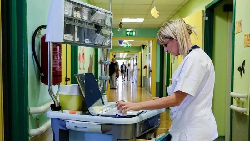 Carenza infermieri, la Lombardia li recluta in Africa e Sud America